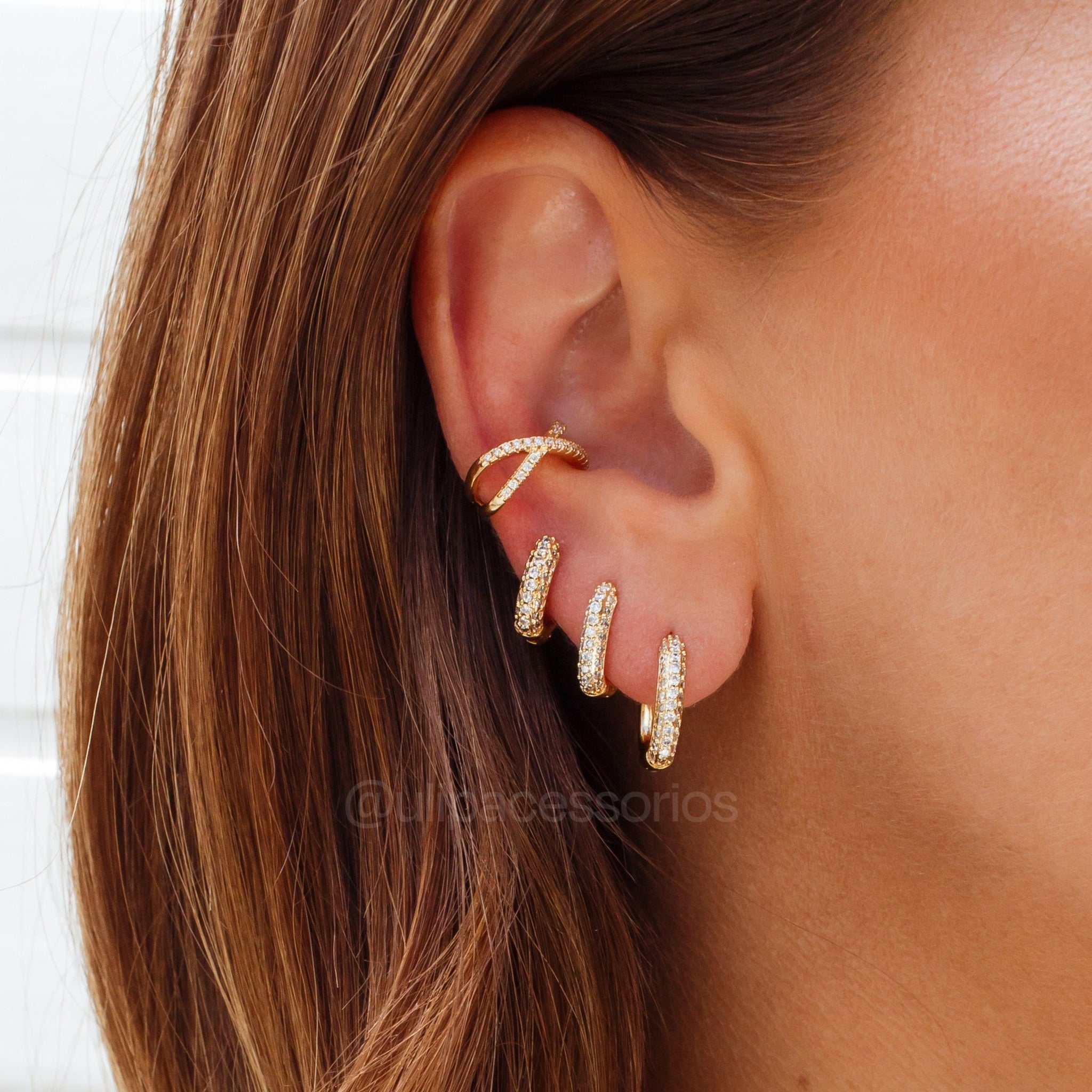 Brinco argolinha cravejada retangular G com banho de ouro 18k