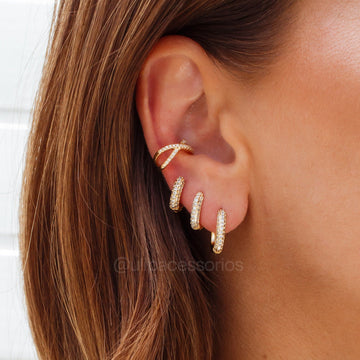 Brinco argolinha cravejada retangular G com banho de ouro 18k