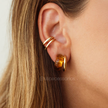 Brinco duplo com resina marrom mescla com banho de ouro 18k