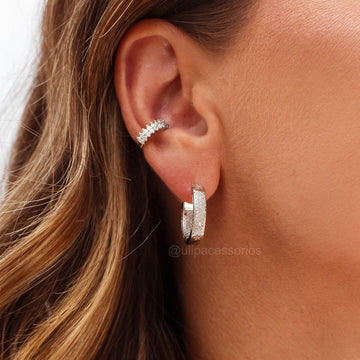 Brinco argola cravejada detalhe estrela com banho de ródio branco