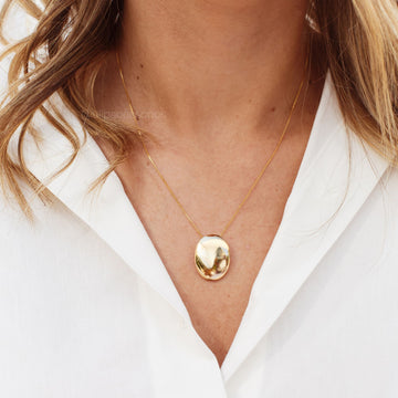 Colar oval liso com banho de ouro 18k
