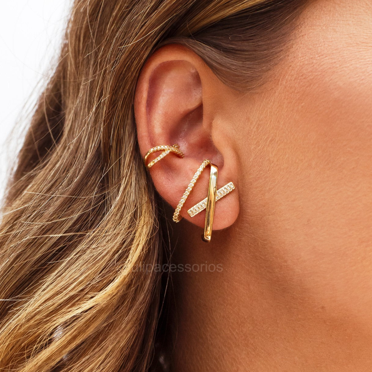 Brinco X liso e cravejado dourado