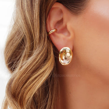 Brinco oval liso com banho de ouro 18k