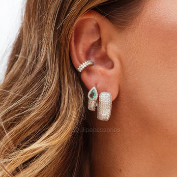 Brinco argola V larga cravejada com banho de ródio branco