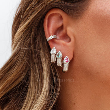 Brinco argola oval cravejada com gota rosa com banho de ródio branco