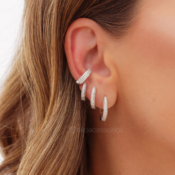 Brinco argola cravejada pé alto G com banho de ródio branco