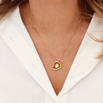Colar orgânico com pérola com banho de ouro 18k