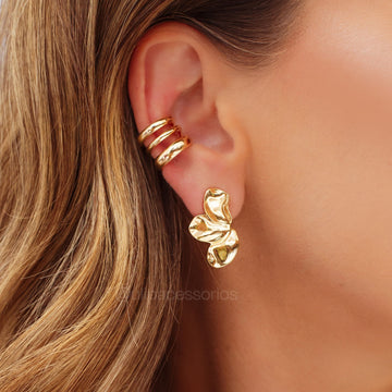 Brinco estilo flor orgânico com banho de ouro 18k