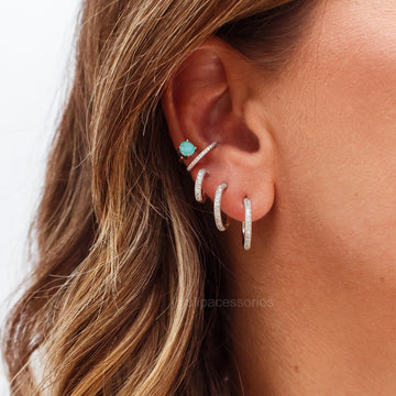 Piercing linha cravejada e oval esmeralda colombiana em ródio branco