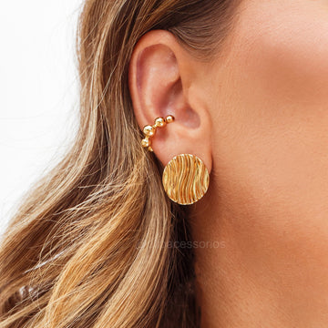 Brinco botão frisado com banho de ouro 18k