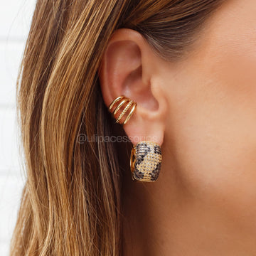 Brinco argola larga cravejada estilo animal print com banho de ouro 18k