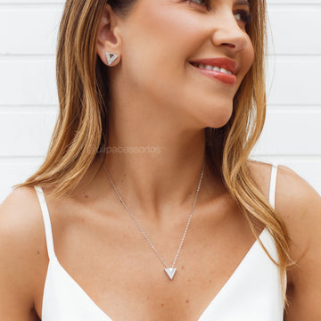 Conjunto colar e brinco triângulo cravejado com banho de ródio branco