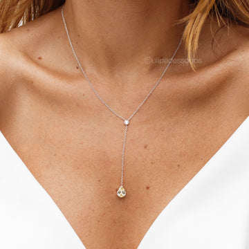 Colar gravatinha em prata 925 com gota na  zircônia cor citrino e banho de ródio branco