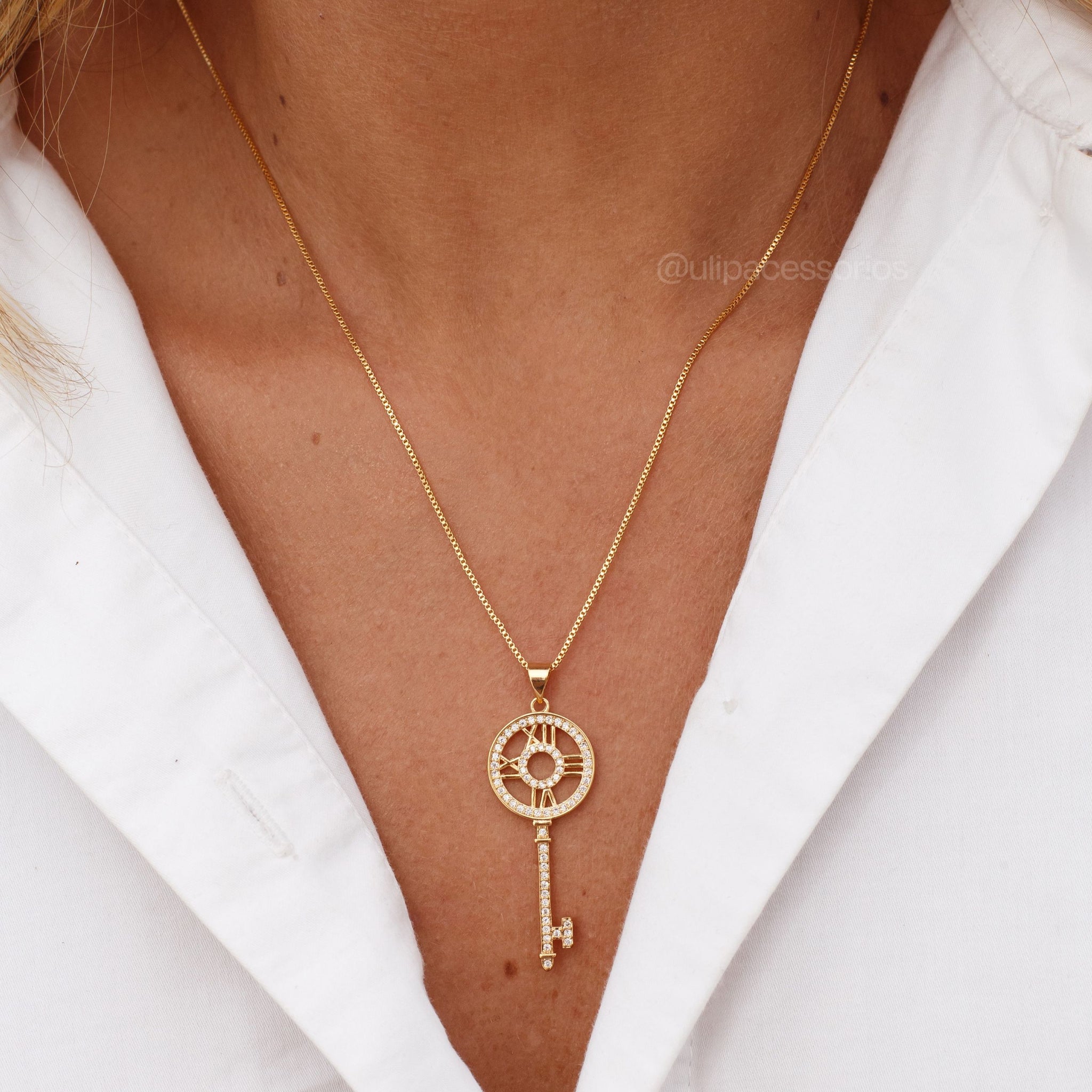 Colar chave cravejada com banho de ouro 18k