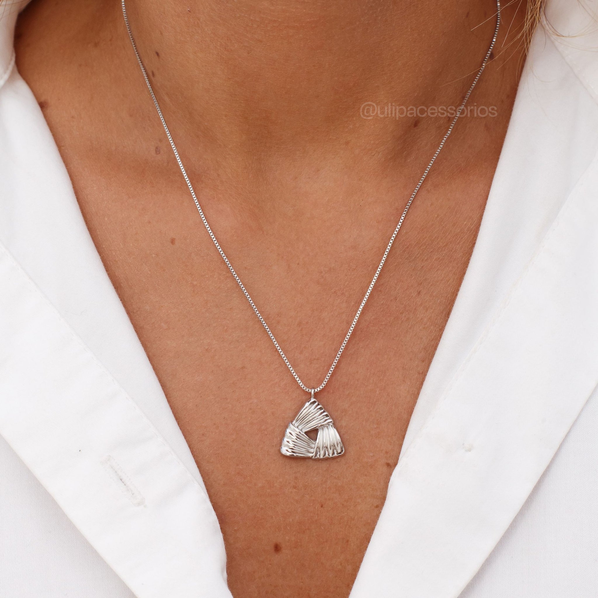 Colar triângulo trabalhado com banho de ródio branco