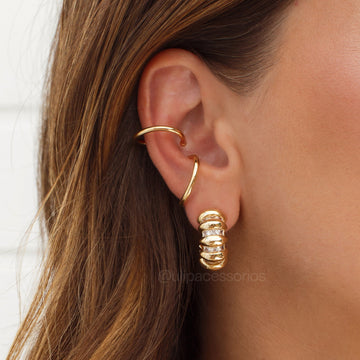 Brinco  argola frisada com detalhe zircônia cristal e banho de ouro 18k