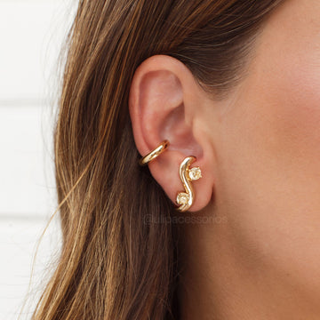 Brinco ear hook liso ondulado com zircônia citrino e banho de ouro 18k