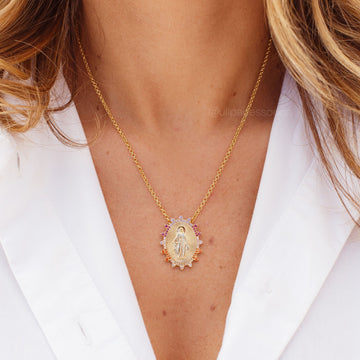 Colar medalha Nossa Senhora zircônias coloridas com banho de ouro 18k