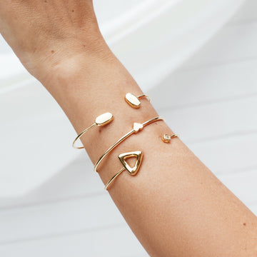 Pulseira bracelete triangulo e ponto de luz com banho de ouro 18k