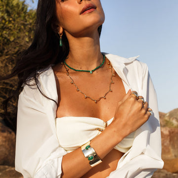 Colar malaquita com oval esmeralda colombiana com banho de ouro 18k