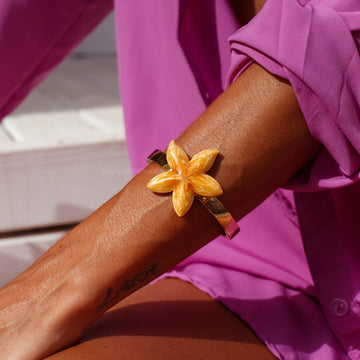 Pulseira bracelete estrelas resinada com banho de ouro 18k