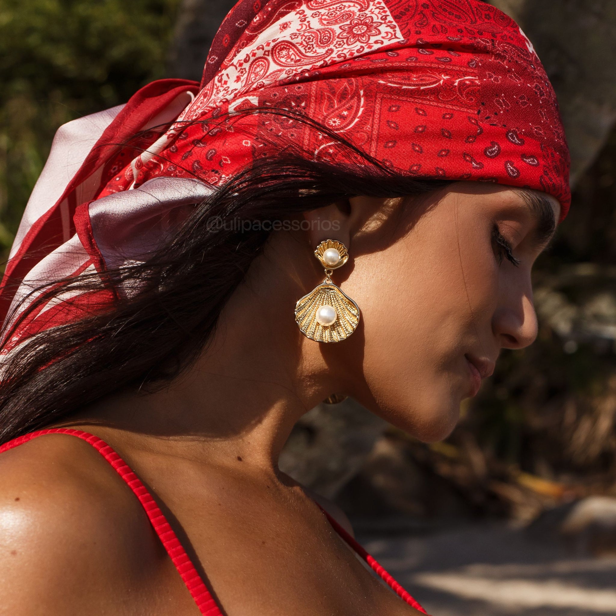 Brinco duplo concha com pérola e banho de ouro 18k