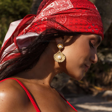 Brinco duplo concha com pérola e banho de ouro 18k