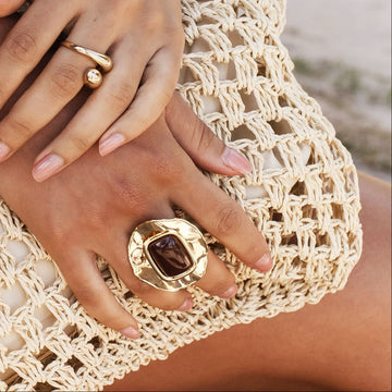 Anel oval orgânico maxi com retângulo marrom e banho de ouro 18k