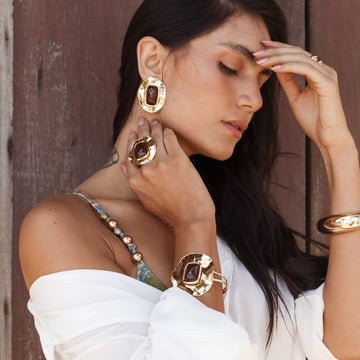 Anel oval orgânico maxi com retângulo marrom e banho de ouro 18k