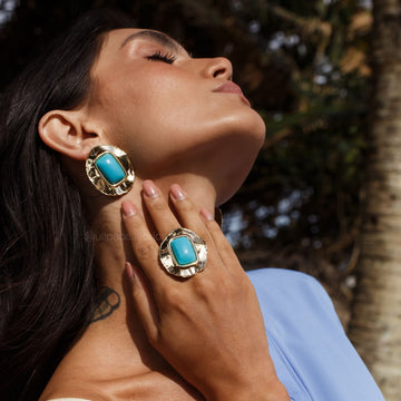 Brinco maxi oval orgânico com retangulo turquesa e banho de ouro 18k