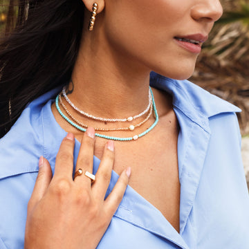 Colar choker cristais furta cor com pérola com banho de ouro 18k