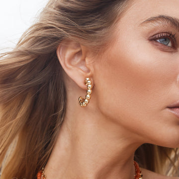 Brinco argola esferas lisas com banho de ouro 18k