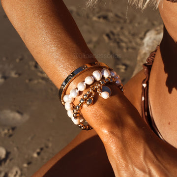 Pulseira com pérolas de agua doce e ovais com banho de ouro 18k