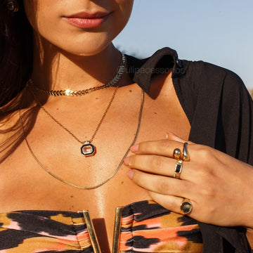 Colar choker seta/folhinhas com banho de ouro 18k