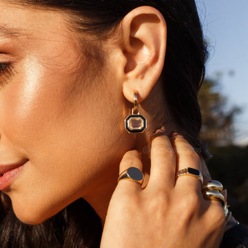 Brinco argola pingente cristal e resina preta com banho de ouro 18k