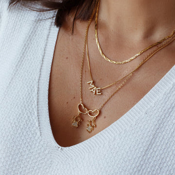 Pingente MENINO com coração vazado e banho de ouro 18k