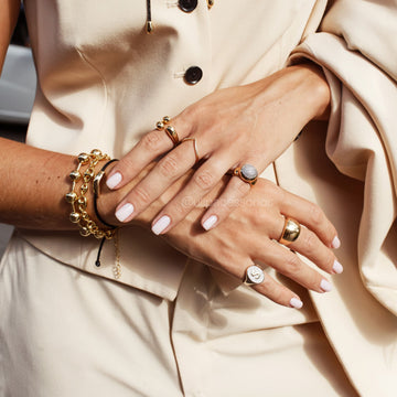 Anel dedinho LETRA LUXO regulável com banho de ouro 18k