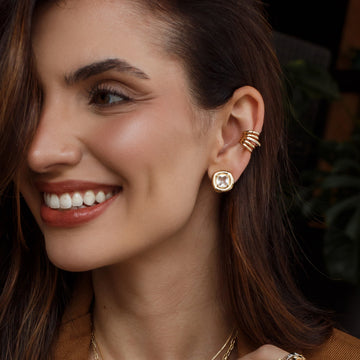 Brinco quadrado com zircônia cristal entorno liso e banho de ouro 18k