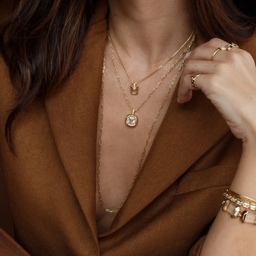 Colar quadrado com zircônia cristal liso corrente cartier e banho de ouro 18k