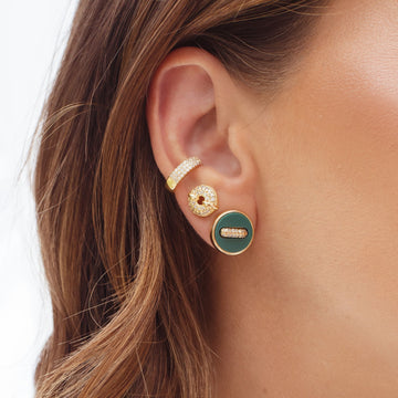 Brinco botão com resina verde com banho de ouro 18k