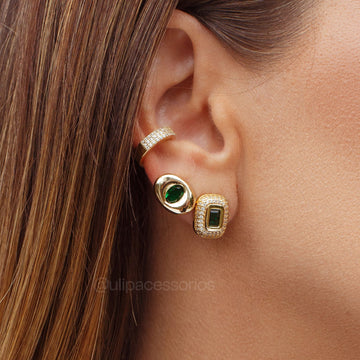 Brinco oval menor esmeralda entorno liso e banho de ouro 18k