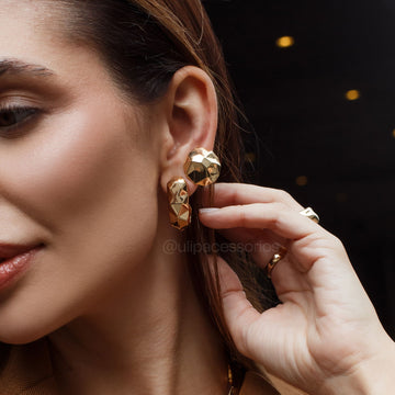 Brinco botão liso facetado com banho de ouro 18k