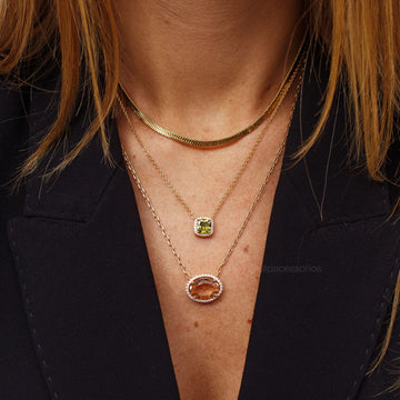 Colar oval champanhe com entorno cravejado e banho de ouro 18k