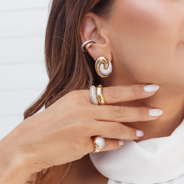 Brinco botão envolvente dourado com cravejado luxo