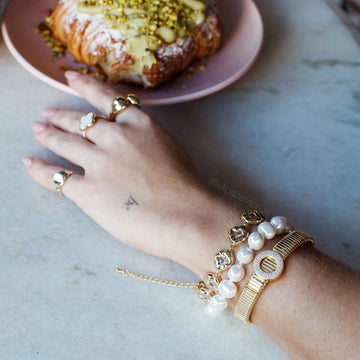 Pulseira trama luxo larga com oval cravejado com banho de ouro 18k