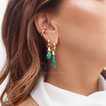 Brinco argola Isla mini com pingente em pedra natural malaquita e banho de ouro 18k