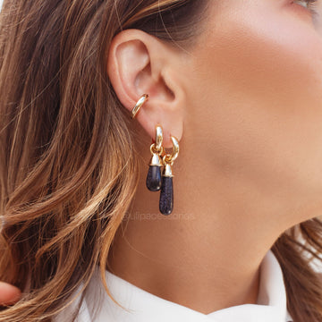 Brinco argola Isla mini com pingente em pedra natural goldstone azul e banho de ouro 18k