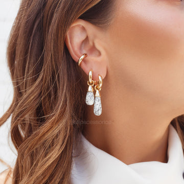 Brinco argola Isla mini pingente em pedra natural howlita e banho de ouro 18k