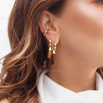 Brinco argola Isla mini com pingente em pedra natural olho de tigre e banho de ouro 18k