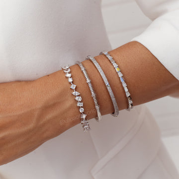 Pulseira bracelete cravejado com detalhe v liso e banho de ródio branco